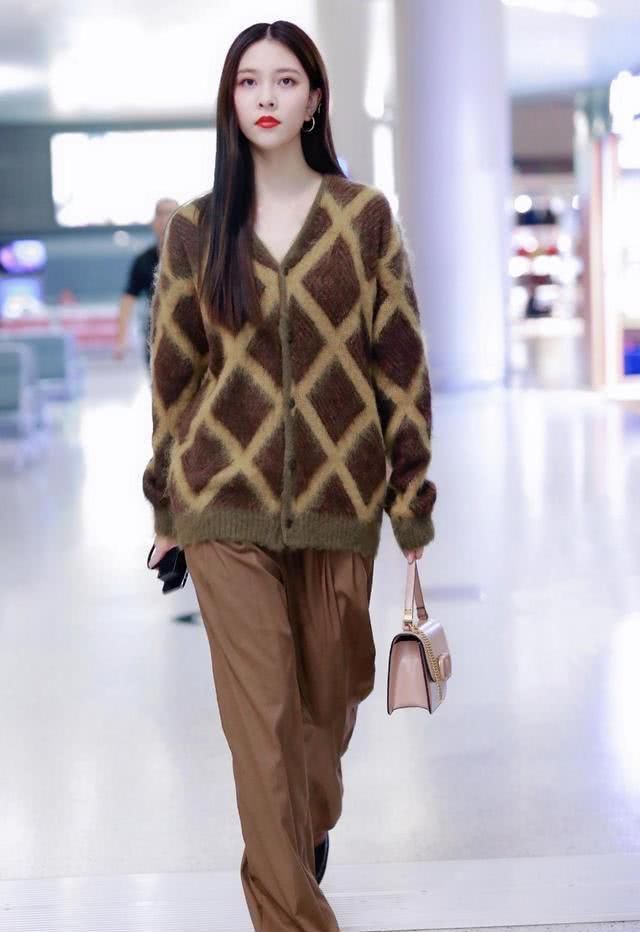 #豹纹设计#宋妍霏是新一代“时髦女神”，穿豹纹衬衫配阔腿裤，慵懒风太高级