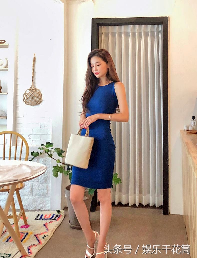 蓝裙长发才是美的标准，加上手上的包包，简直是走在时尚的前端