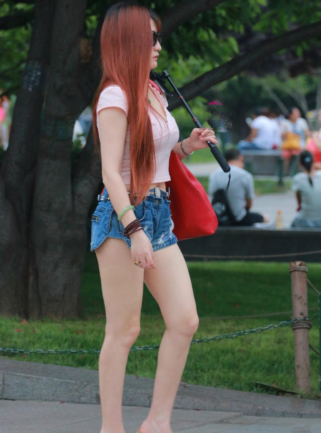 丰腴小姐姐紧身衣裹出呼之欲出的圆润曲线,身后玩芭比的小哥很抢