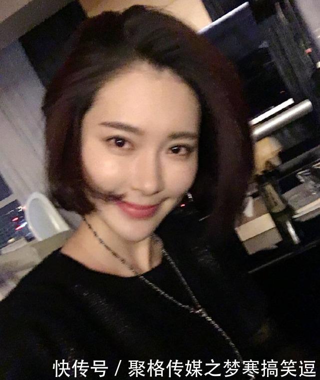 胡然的一张标准瓜子脸，颜值完胜关晓彤，显得非常有气质