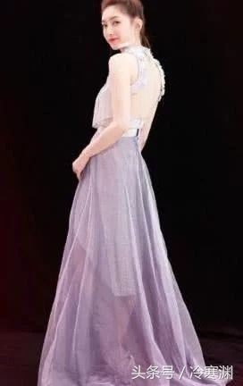32岁江疏影真会“装嫩”，白色连衣裙秒变18岁，一般人驾驭不了!