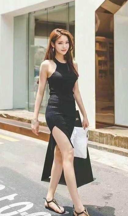 街拍：图三美女的身材太惊艳了，路人：鼻血止不住的流！