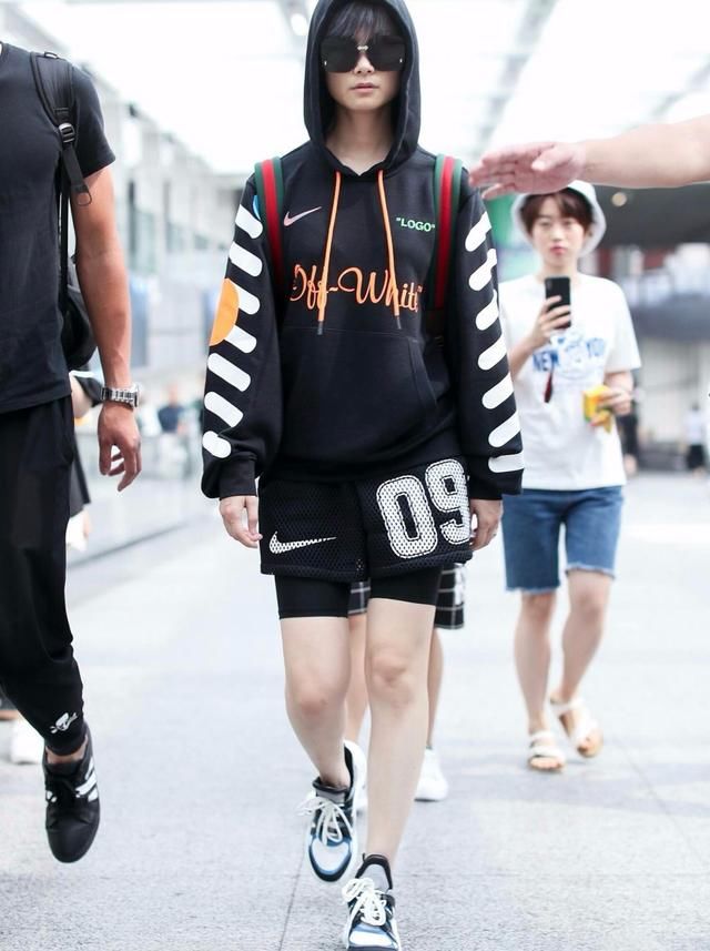 李宇春也开始玩“下衣失踪”秀大腿，网友：终于有点女人味了！