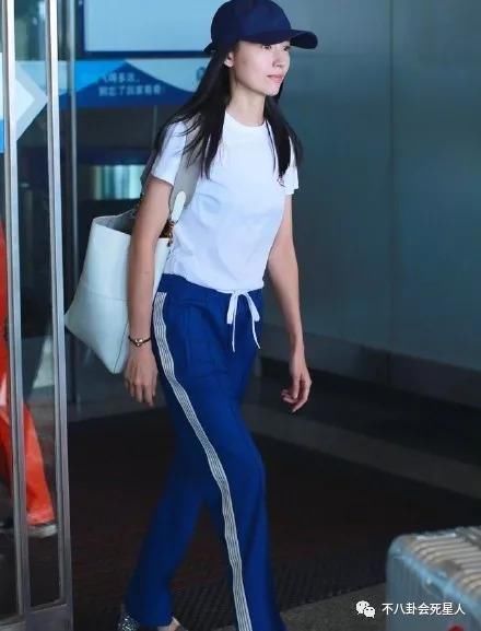 女星早秋机场秀，蒋欣依旧雄壮，张馨予幸福肥，吴昕身材比例太虐