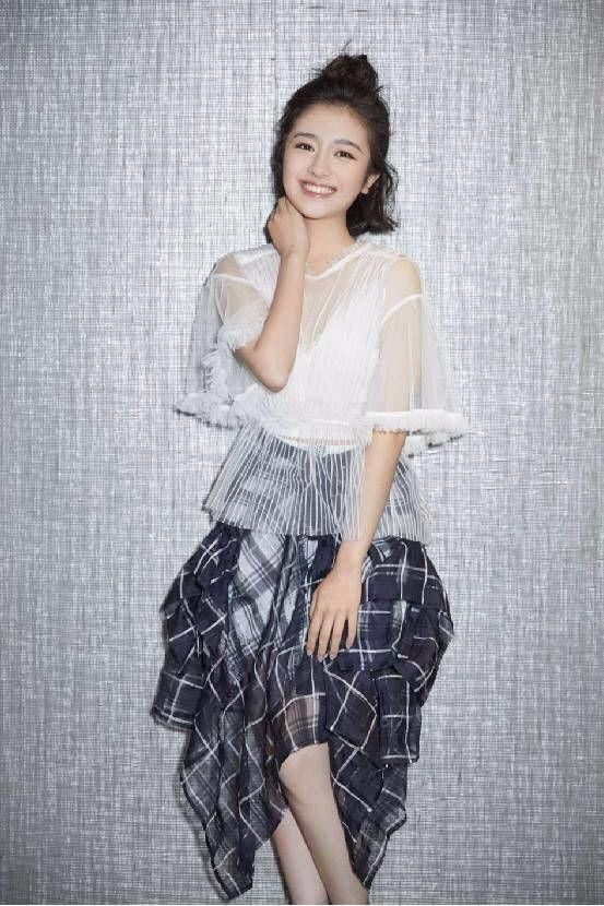 19岁李兰迪长得着急，穿的倒很水灵，连衣裙款式不错!