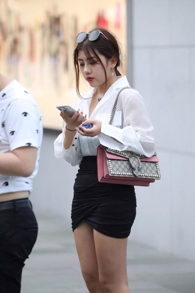 美女小姐姐纯真靓丽穿搭整洁，当我女友可好?