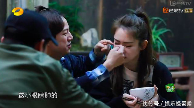 网曝戚薇整容过度,脸部眼睛异常臃肿,她本尊亲自对何炅说出实情