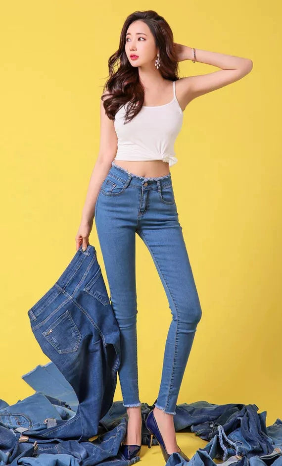 绽放青春的牛仔裤美女,高尚中彰显时髦,尽显女人之美