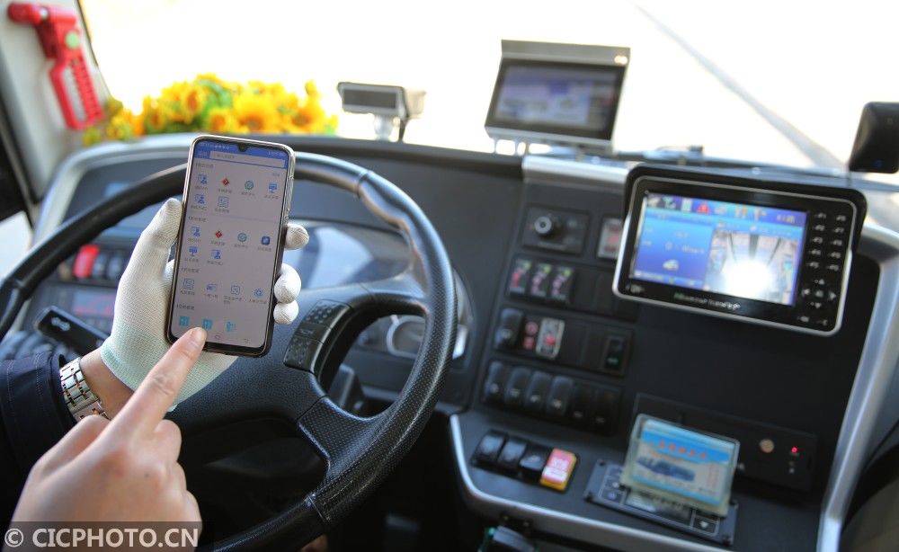  公交车|山东青岛：面对疫情 一名公交驾驶员的坚守