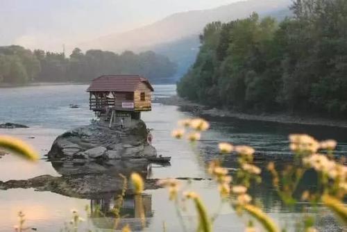 洪水都冲不走的钉子户，45年来屹立不倒！建造者却是一群小孩子