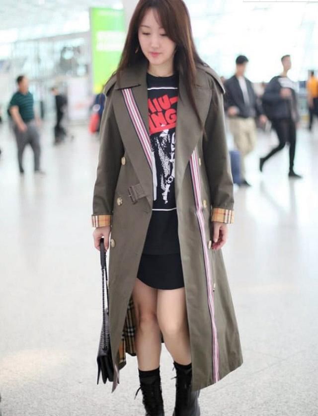  『看起来』杨钰莹个子虽小但敢穿！这种裤子也敢穿出门？款式大胆又时髦！