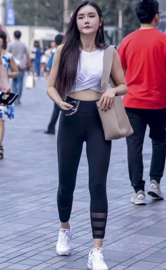 婴儿肥小姐姐，紧身裤勒了出丰满的臀线，一张娃娃脸却不显得青涩