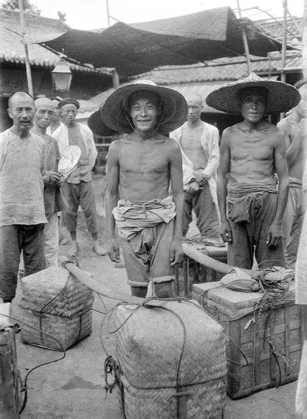 美国人在鞋盒里发现了6000张中国老照片，轰动全世界