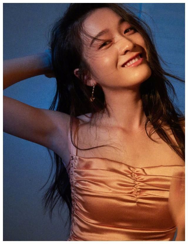 以为张雪迎穿吊带够美了，看到杨紫的吊带才懂什么是望尘莫及