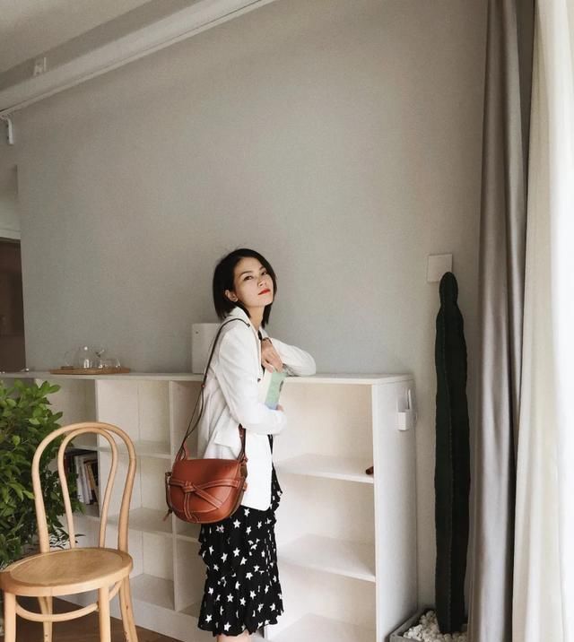  会显得■一衣多穿如何让条纹衬衫穿的不过于休闲