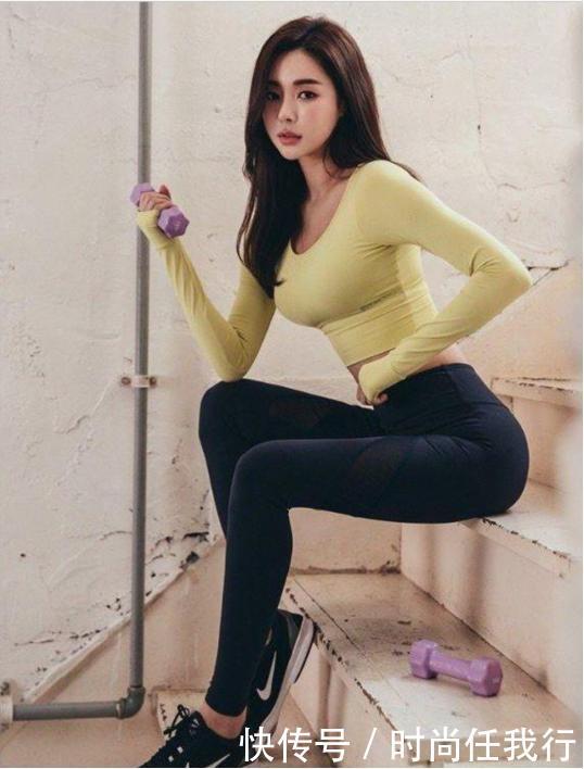 美女身穿清爽又简洁的打底裤！展现出了性感的好身材！