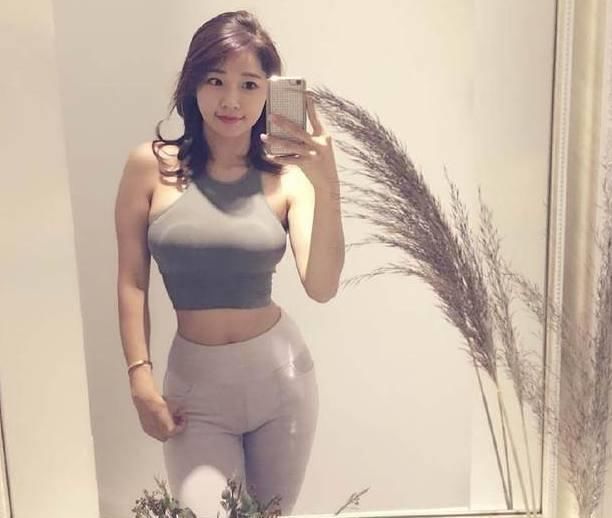 个性潮流的打底裤美女，彰显女性娇俏，穿出青春靓丽