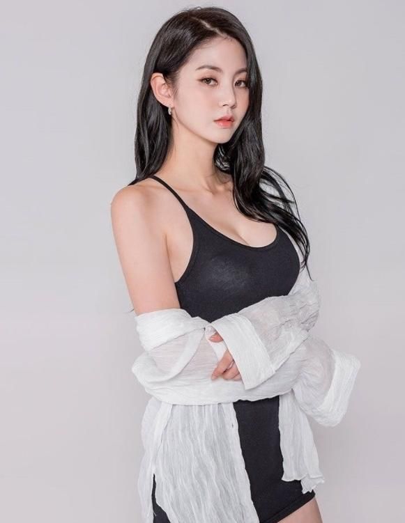 时尚潇洒的紧身裙美女,身材比例一级棒,很招人喜欢!