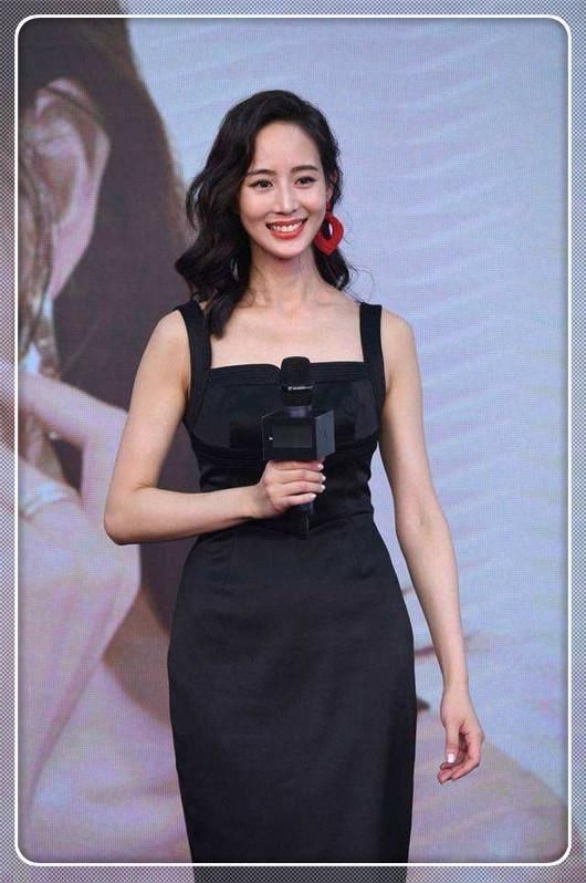 一直以为穿黑裙的唐嫣是最美的，可看到张钧甯后，我瞬间转变了