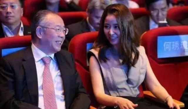 名气毁了靠卖肉？林心如出席一直用手捂住胸，霍建华都受不了！