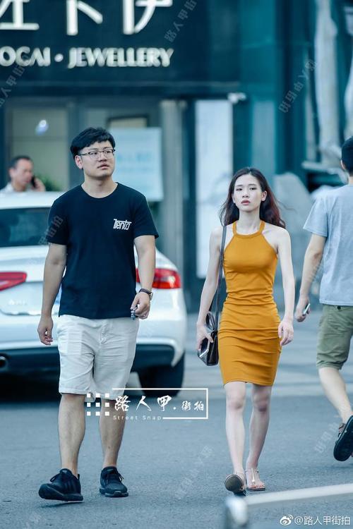 路人街拍：三位漂亮的小姐姐上街，腿长的比戴墨镜的更吸引人