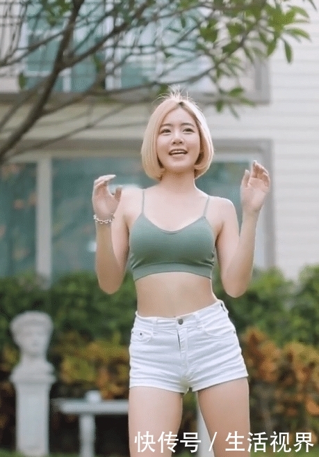  「见到」街拍这种青春靓丽的美女，在别墅里又见到了