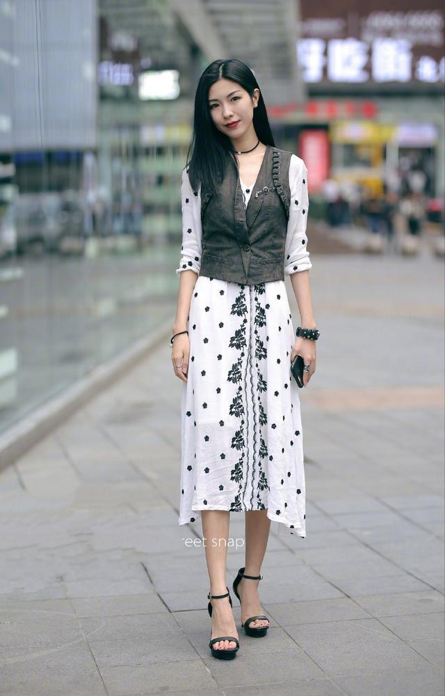 路人街拍，小姐姐身穿浅色破洞牛仔裤，小蛮腰隐隐可现