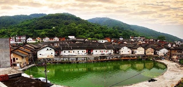  「深圳」广东最大的区，比汕头还大，相当于1个东莞，接近1.5个