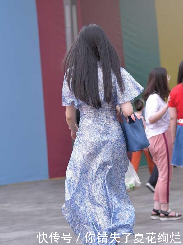 简直@阿姨年纪也大了,穿一层布料设计单薄裙子,简直是仙女下凡吧?