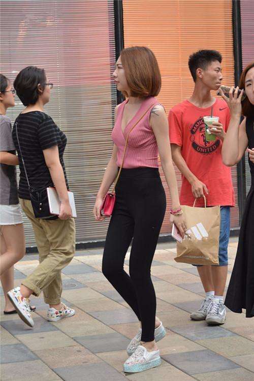 都市时尚：美女上身丰满下身紧, 一条紧身裤穿出完美的筷子腿