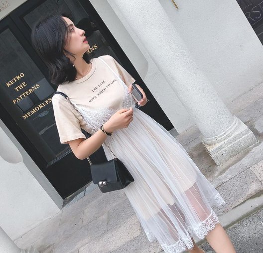 街拍:小姐姐身穿一件黑色连衣裙，彰显小姐姐品味，凸出迷人气质