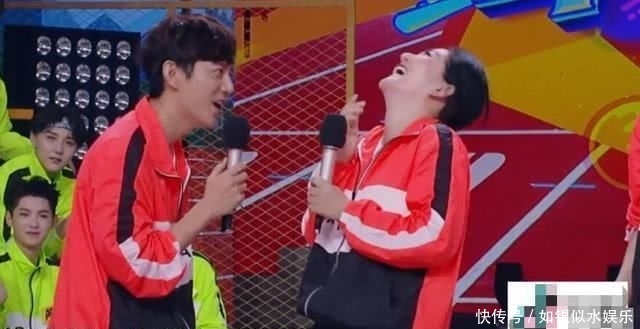 「就算」越来越放肆了？谢娜主持节目抢话、尬笑就算了，还公然玩手机