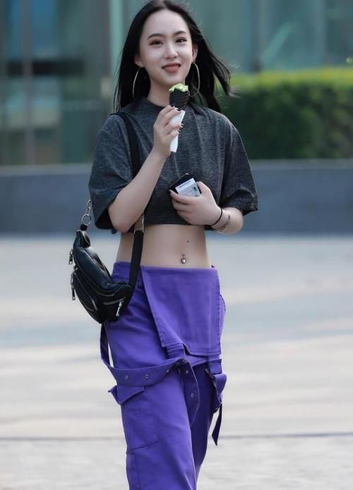  潮范：潮范儿女神来了，街拍：语笑嫣然的小姐姐，一件黑色上衣配紫色休闲裤，青春靓丽美