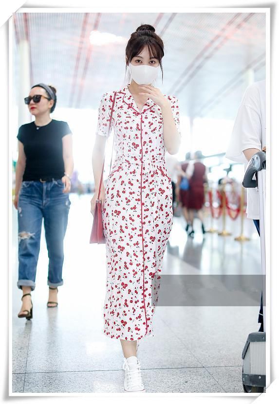 本以为姚晨穿“樱桃裙”够嫩的了，可看到李菲儿，我忍不住沉醉了