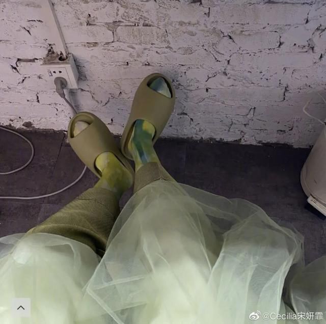  [时髦]没想到袜子也能穿得这么时髦！