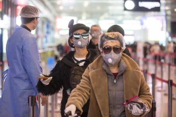  全民■全民战疫｜坐火车来上海，旅客自制防护服抵挡新冠肺炎病