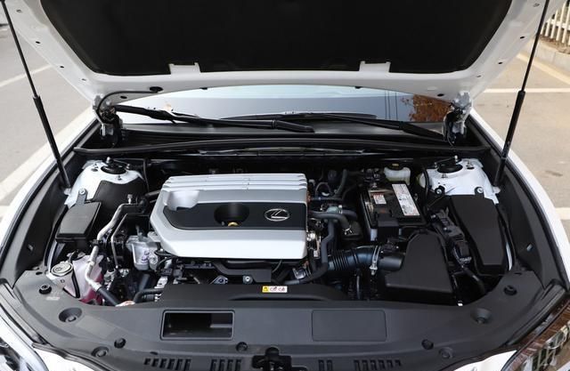  [豪车]这豪车买低配就够了，标配10气囊＋全速自适应巡航，图的就是安心