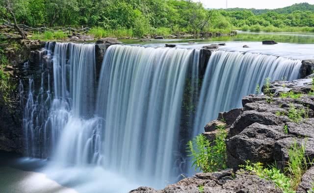 世界最大的玄武岩瀑布，就在我国东北，酷似加拿大尼亚加拉大瀑布
