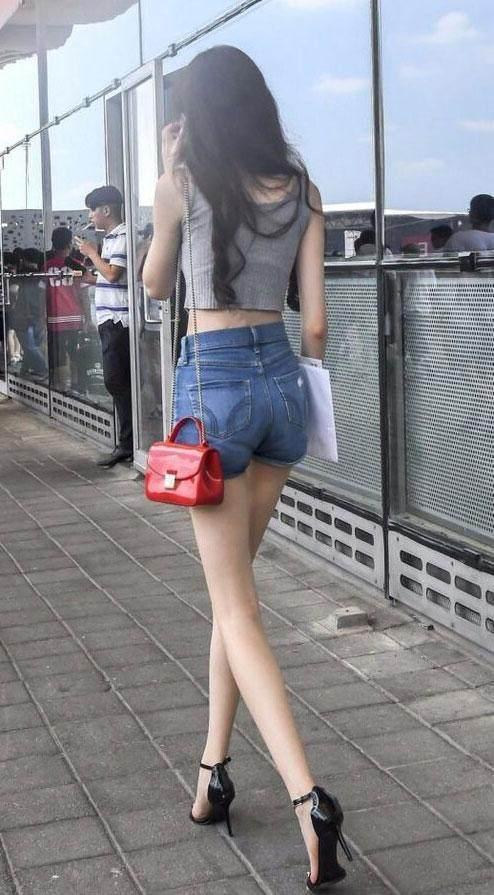 紧身裤穿在臀大的女人身上，瞬间就拥有与众不同的性感魅力