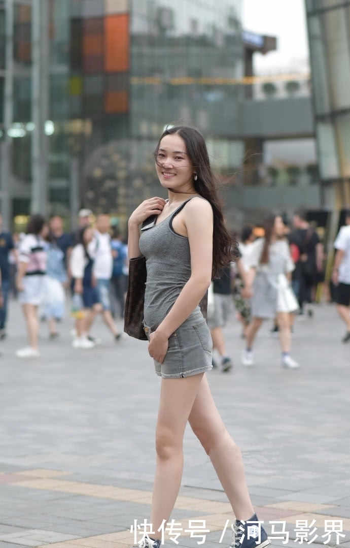 【 勾勒】勾勒出女性黄金比例,尽显女神魅力,街拍:浅色连衣裙穿美女身上