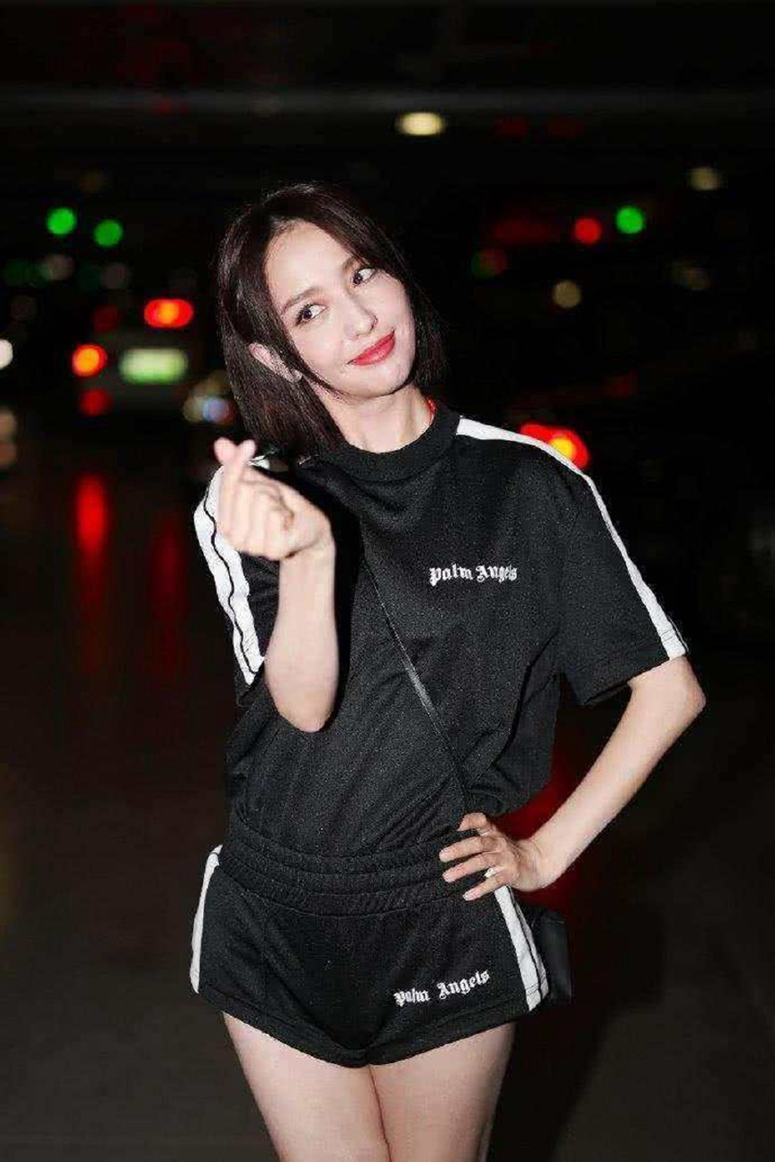 佟丽娅把四角裤穿出了三角裤效果，网友：袁姗姗都不敢这样穿