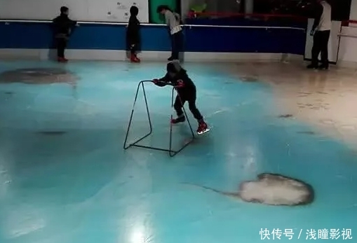 日本“最残忍”的溜冰场,将活鱼冻到冰上,滑出鲜血将顾客吓跑
