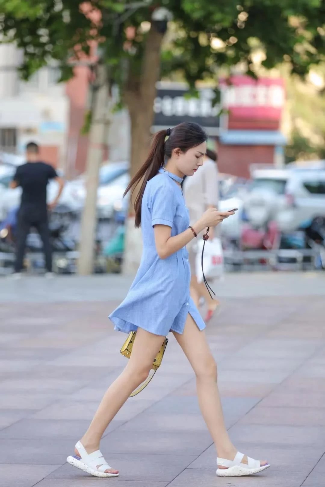 清纯小姐姐身穿蓝色连衣裙，大秀一双迷人的筷子腿十分行，吸睛无