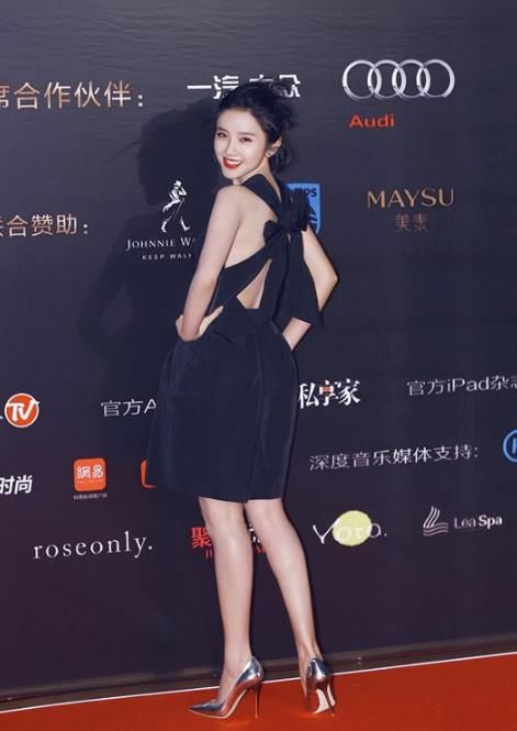 有一种鞋叫唐艺昕的高跟鞋，不仅时髦，网友:不是一般人能穿的!