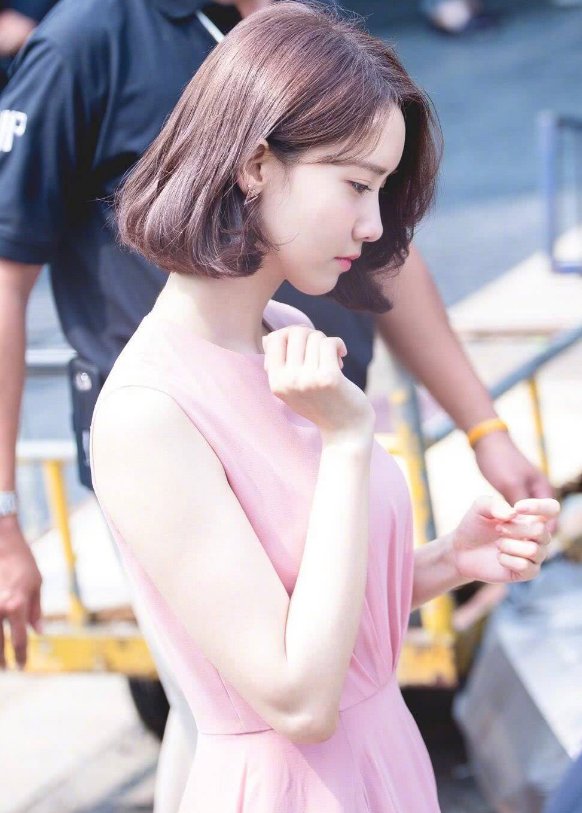 林允儿身穿可爱粉嫩连衣裙，一双长腿实在太美