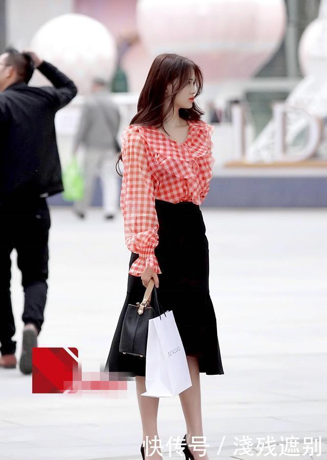  #显现#街拍：白色紧身长裙果然最能显现美女的好身材