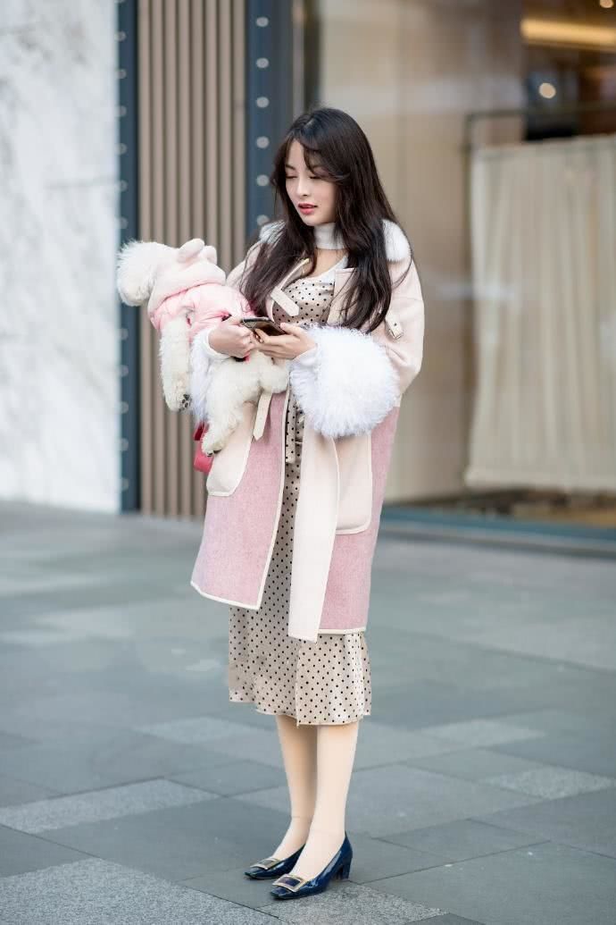 身穿|街拍:长发披肩的小姐姐,身穿波点元素的吊带裙,看起来很可爱又阳光