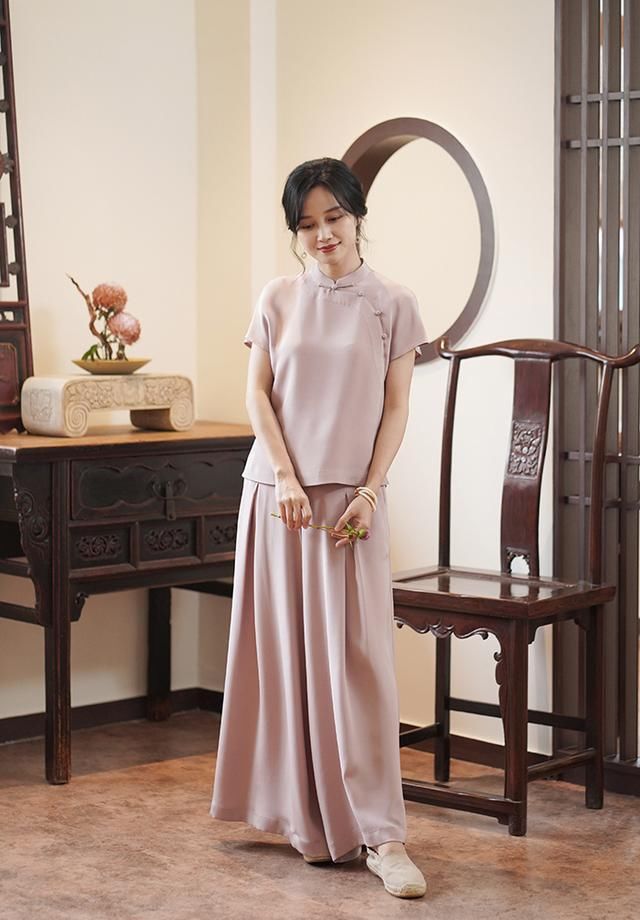  女人：50岁女人尽量少穿牛仔裤，中式上衣+半裙，优雅减龄！