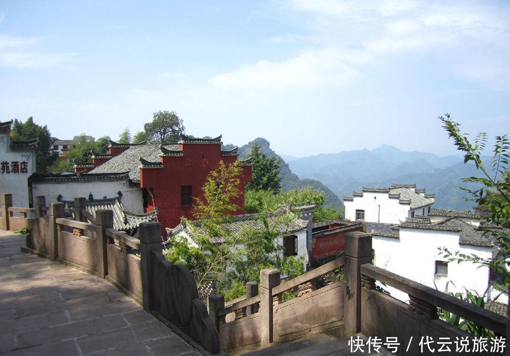 安徽一个地处悬崖峭壁上的村子，称中国道家第一村，还有30户人家