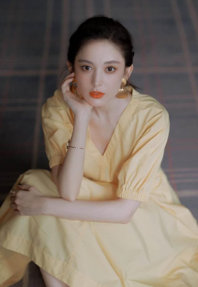  款淡黄：近期这条“浅黄的长连衣裙”忽然就火起来了，女星都会穿它！